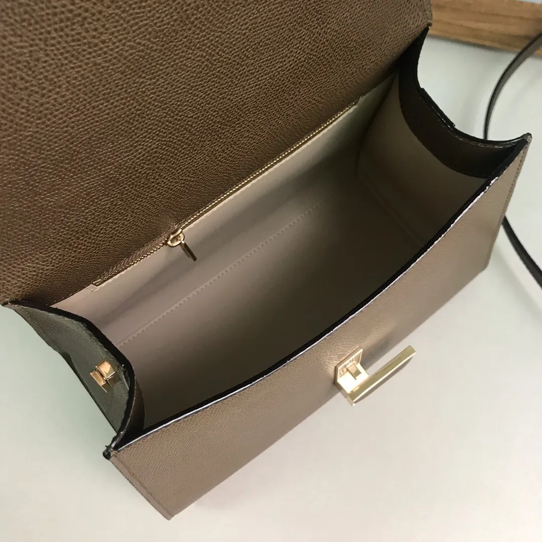 In stock👉Original medium size elephant gray👉Valextra Valextra Iside, known as Italian Hermès, is one of the most representative designs of Valextra. There is no obvious logo, but the simple collective line design is very recognizable, full of architectural art, and shows a capable and intellectual style. It is made of imported palm-print lining cowhide, with up to five stitches of handwork, and the shiny oil edges test the skill of the craftsman. Medium size: 26cm【6627#】
